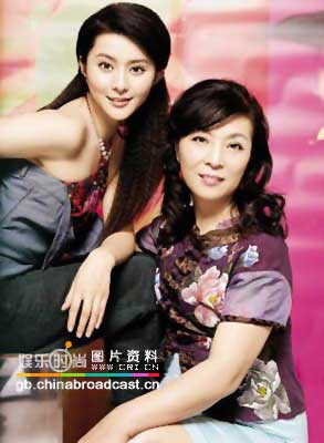 明星與媽媽溫馨相擁