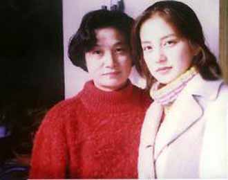 明星與媽媽溫馨相擁