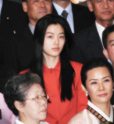 明星與媽媽溫馨相擁