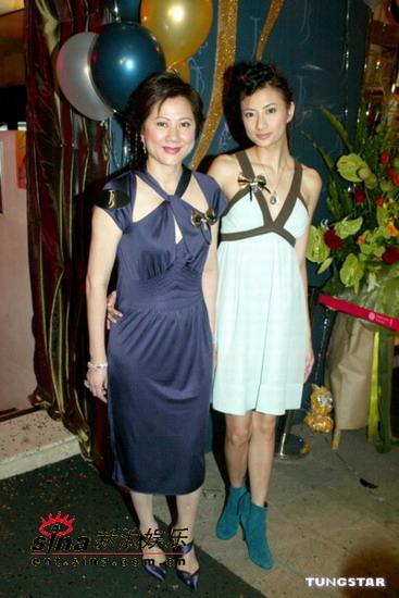 明星與媽媽溫馨相擁