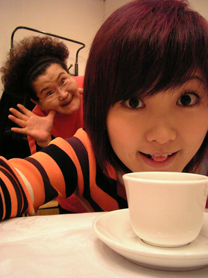 明星與媽媽溫馨相擁