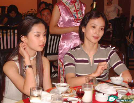 明星與媽媽溫馨相擁