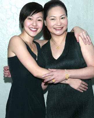 明星與媽媽溫馨相擁