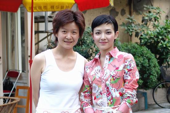 明星與媽媽溫馨相擁