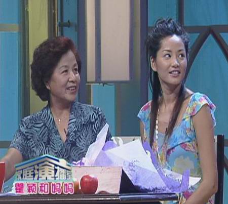 明星與媽媽溫馨相擁