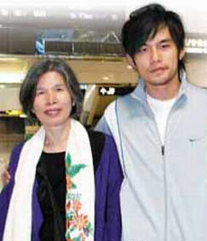 明星與媽媽溫馨相擁