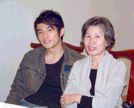 明星與媽媽溫馨相擁