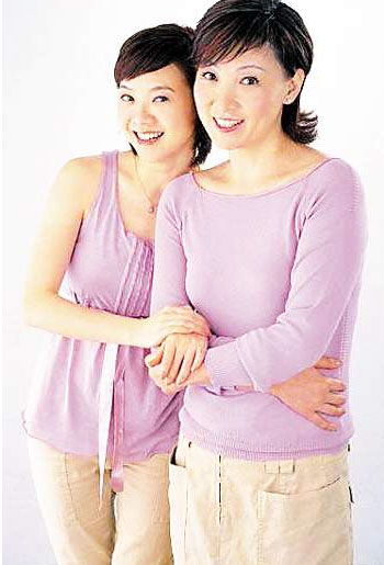 明星與媽媽溫馨相擁