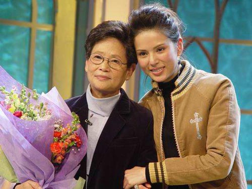 明星與媽媽溫馨相擁