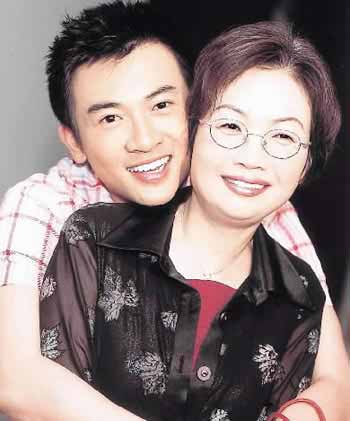 明星與媽媽溫馨相擁