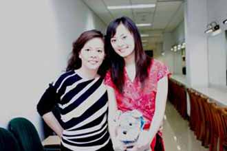 明星與媽媽溫馨相擁