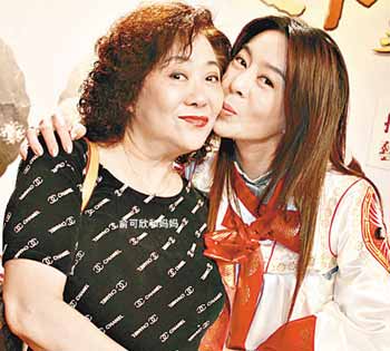 明星與媽媽溫馨相擁