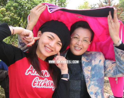 明星與媽媽溫馨相擁