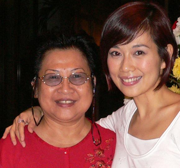 明星與媽媽溫馨相擁