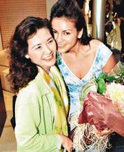 明星與媽媽溫馨相擁