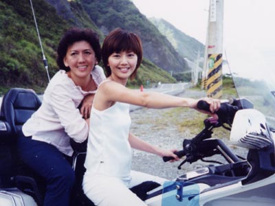 明星與媽媽溫馨相擁