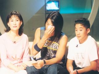 明星與媽媽溫馨相擁