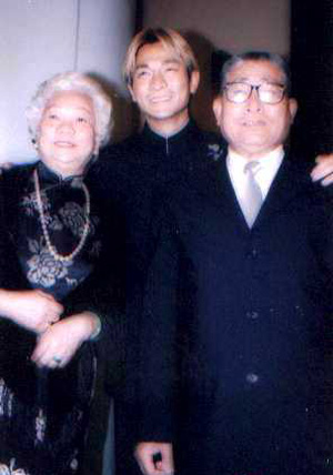 明星與媽媽溫馨相擁