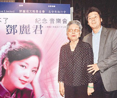 明星與媽媽溫馨相擁