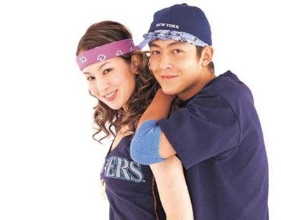 明星與媽媽溫馨相擁