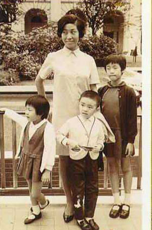 童年和媽媽在一起－你認得出他們嗎