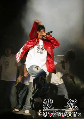 周杰倫巨星演唱會(huì)大跳街舞 眾好友齊助陣(圖)