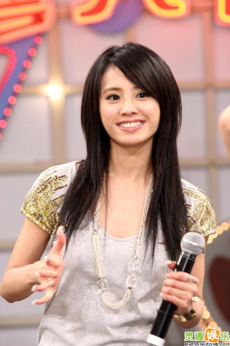 蔡依林表演劈腿滾球動作(圖)