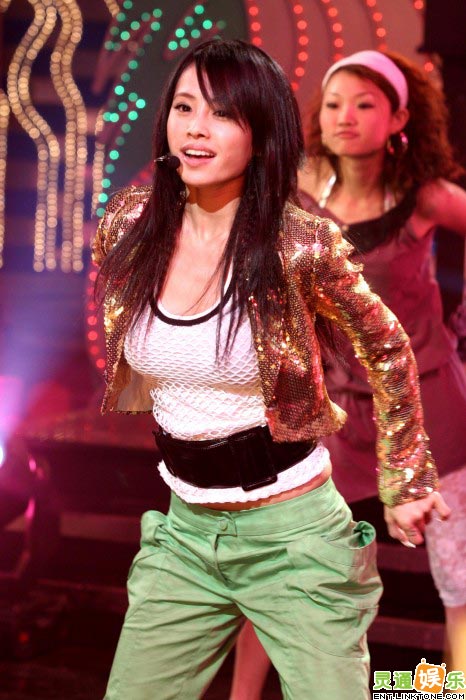 蔡依林表演劈腿滾球動作(圖)