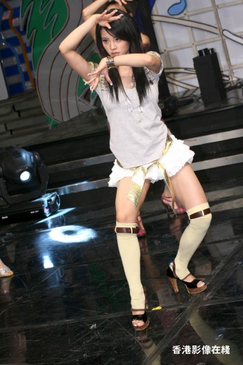 蔡依林表演劈腿滾球動(dòng)作(圖)