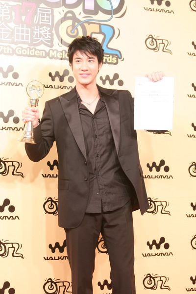 王力宏獲獎(jiǎng)阿妹舒淇祝賀(圖)