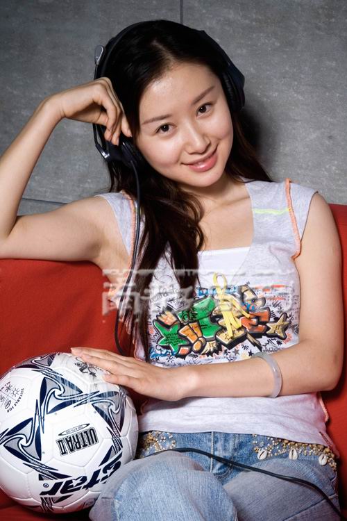葉一茜舒暢化身足球寶貝(圖)