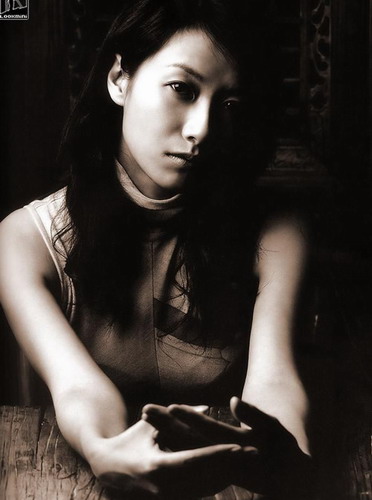 徐靜蕾寫真灑脫干練(圖)