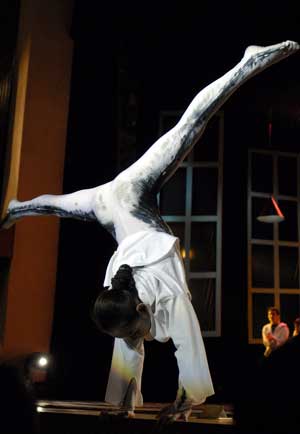 中國雜技團(tuán)學(xué)員為中外觀眾上“第一課”（圖）