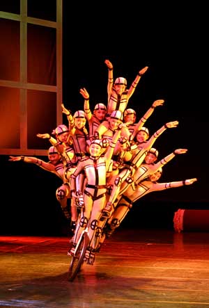 中國雜技團(tuán)學(xué)員為中外觀眾上“第一課”(圖)