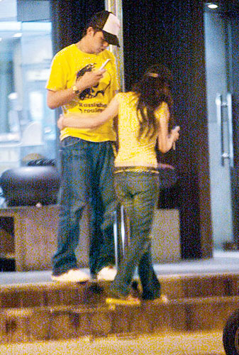 徐若瑄摟弟弟返三千萬新宅