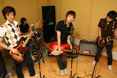 獨家專訪果味VC樂隊：“不靠譜”滾青的雙重生活