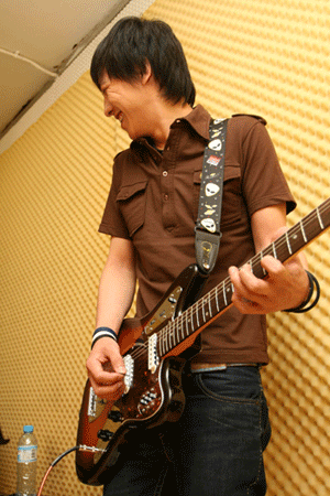 獨家專訪果味VC樂隊：“不靠譜”滾青的雙重生活