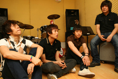 獨家專訪果味VC樂隊：“不靠譜”滾青的雙重生活