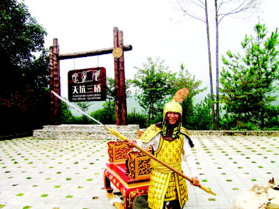 《黃金甲》10萬元道具贈武隆(圖)