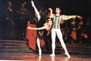 足尖起舞，演繹優(yōu)雅、熱情兩種風情(圖)