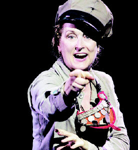 斯特里普主演經典戲劇 戎裝打扮走“戰場”