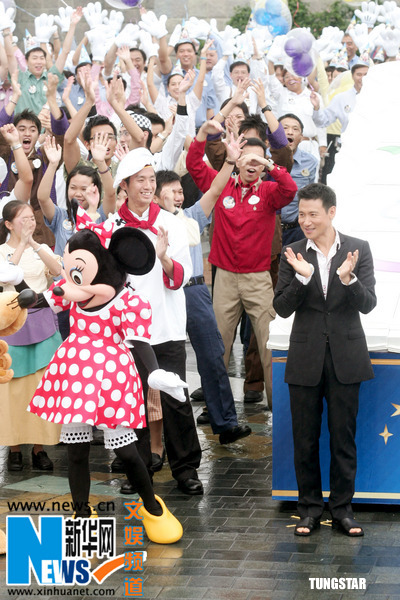 香港迪斯尼1歲 張學(xué)友雨中漫步(圖)