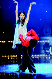 明星摩拳擦掌名嘴品頭論足 現場劈腿熱舞