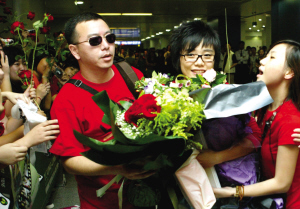 迎接許飛厲娜回北京 眾粉絲聚機場唱歌喊口號