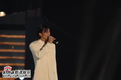 中秋晚會彩排圖片曝光 侯佩岑謝霆鋒到場（圖）