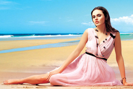 海邊沙灘上的女人