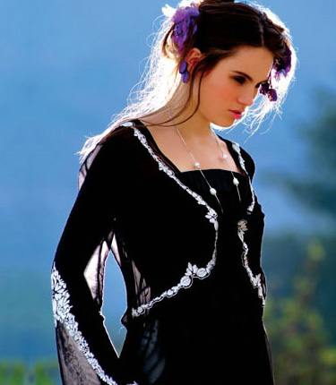 海邊沙灘上的女人