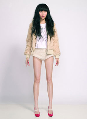 袁泉引時尚潮流變身娃娃 短褲造型大秀身材(圖)