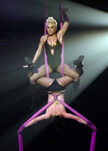 賈斯汀巡演熱辣開場 Pink捧場空中翻滾