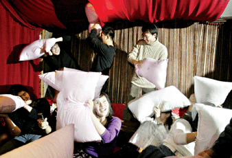 白領上演軟暴力枕頭大戰